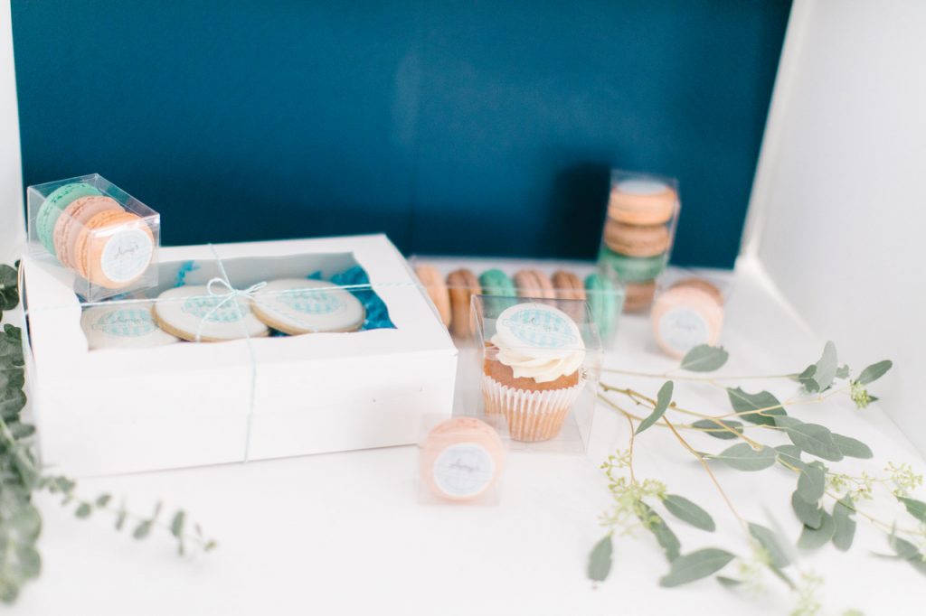 Custom labels on cupcake and macaron packaging 