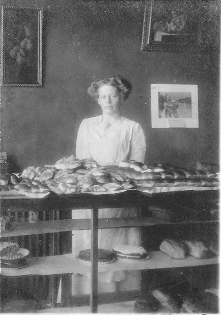 Hulda Erikkson home bakery in Chicago 1912 