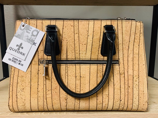 QUEORK bag with hang tags