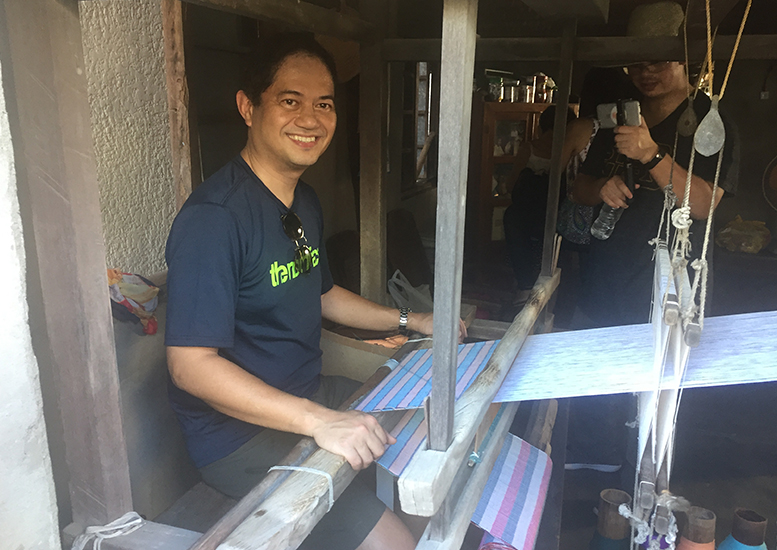 Jowie de la Merced traditional floor loom